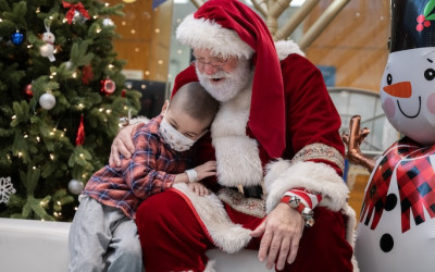 Santa visita a niños con cáncer en el Memorial Sloan Kettering Cancer Center
