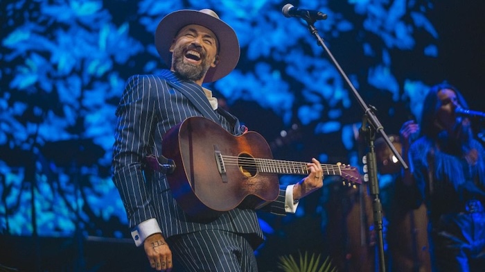 Cantautor Santiago Cruz en Nueva Jersey con Quince de Caminos