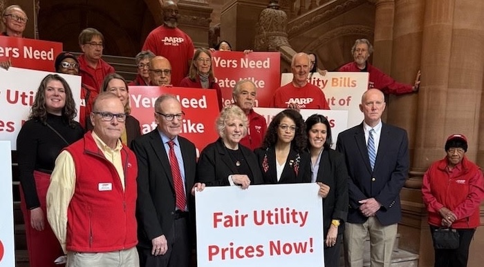 AARP: costo de servicios públicos congela a adultos mayores