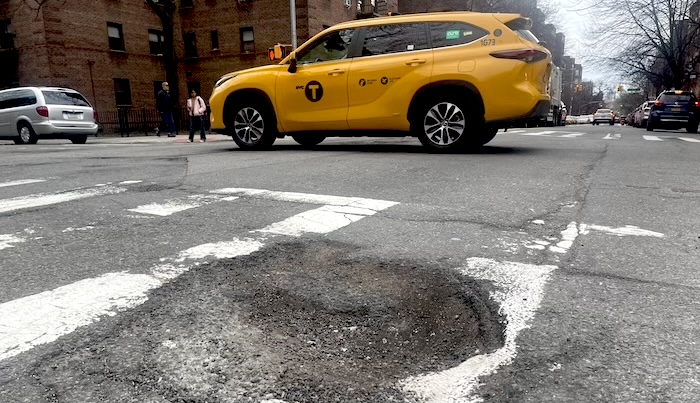 Nueva York rellena huecos en las calles