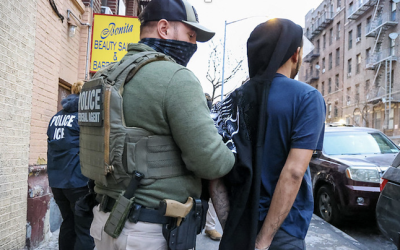Cómo ICE asedia a latinos en NYC