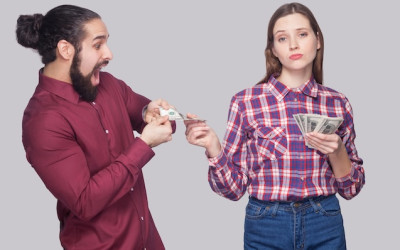 Latinas trabajan por menos salario y sin cuidado infantil