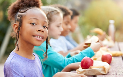 Desayunos y almuerzos gratis para jóvenes en NYC