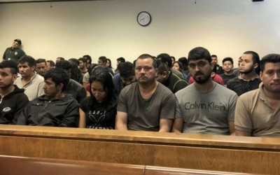 Audiencias masivas en cortes de Inmigración